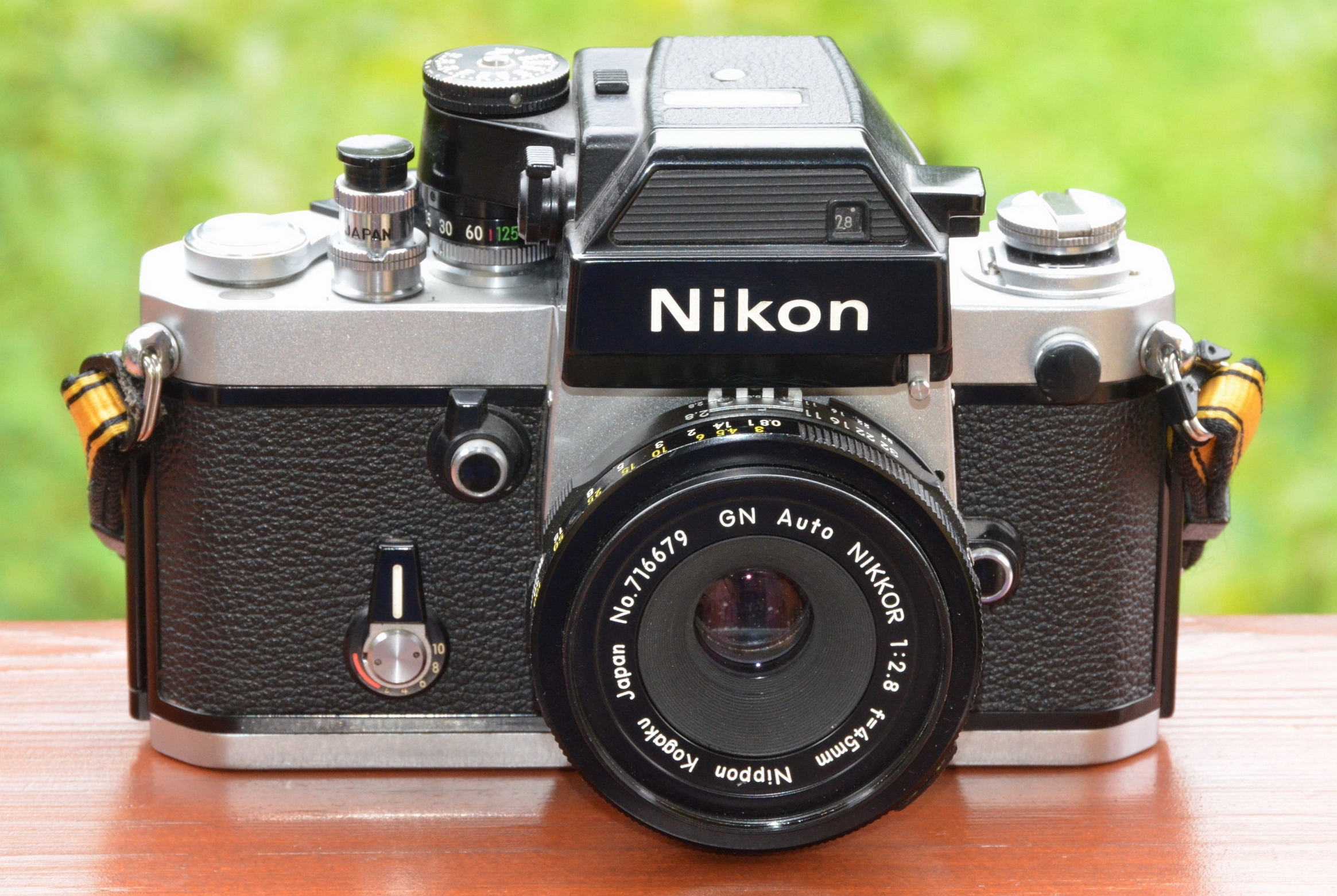Nikon_F2_SB_SLR_camera_with_GN_Auto_Nikkor_2,8_f=45mm_lens