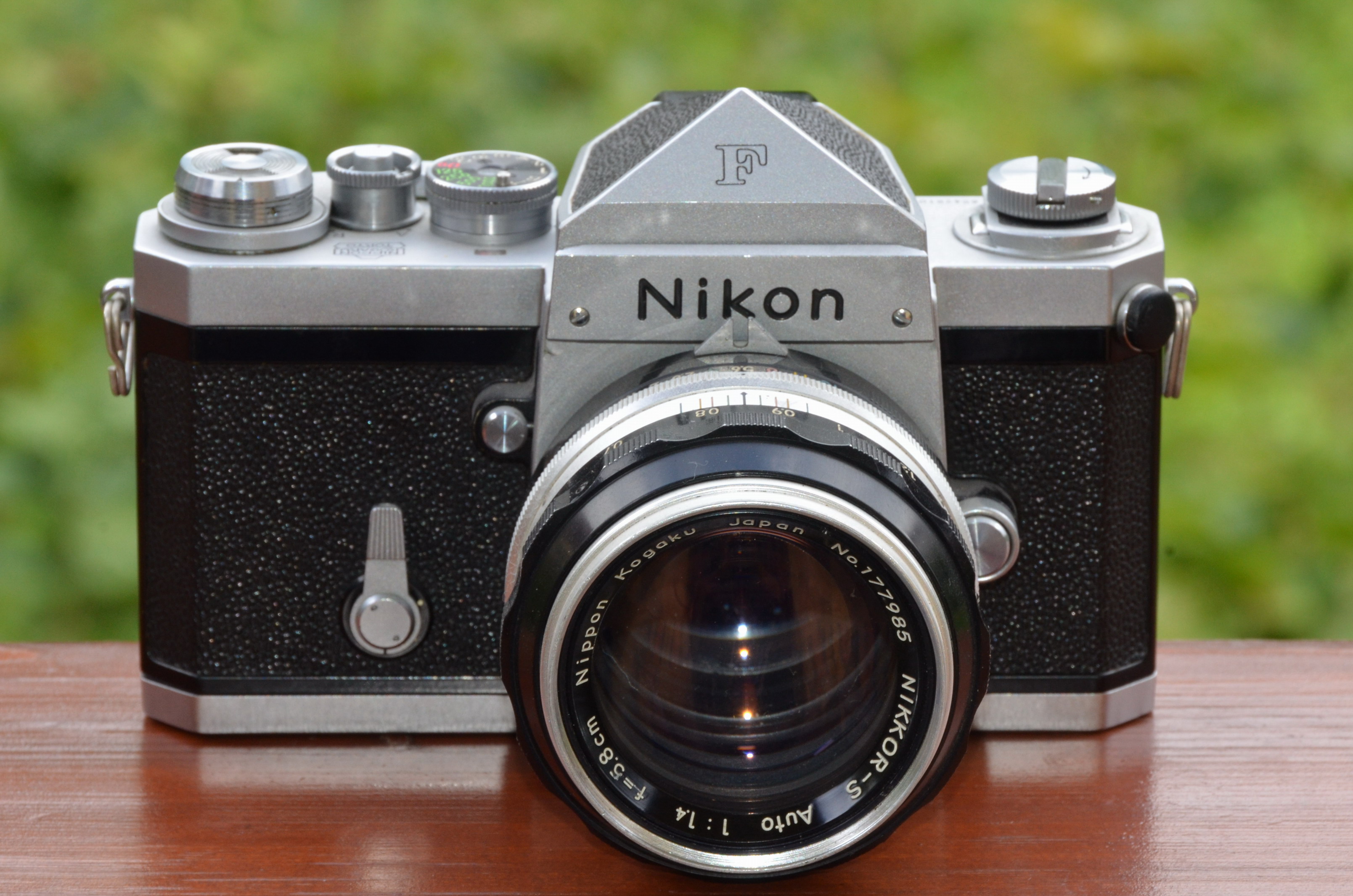 Nikon_F_SLR_camera_with_NIKKOR-S_Auto_1,4_f=5,8cm